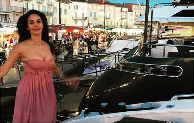 जाट फैमिली से ताल्लुक रखने वाली मल्लिका शेरावत इंस्टाग्राम पर भी काफी एक्टिव और लोकप्रिय हैं. 