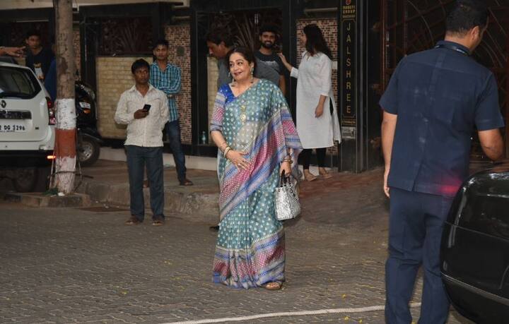 अनिल कपूर की पड़ोसन और एक्ट्रेस किरन खेर भी सोनम की मेहंदी सेरेमनी में पहुंची. 