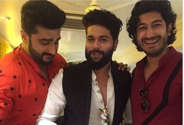 सोनम के कजिन मोहित मारवाह और कुणाल भी अर्जुन के साथ सोनम की मेहंदी में नजर आए.( सभी तस्वीरें - मानव मंगलानी व इंस्टाग्राम)