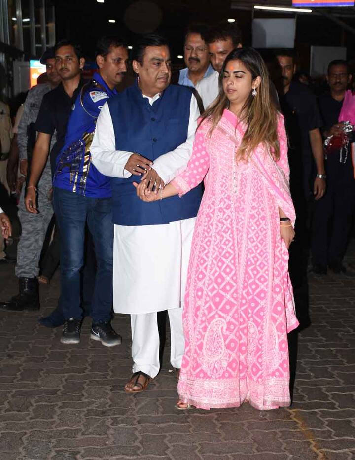 ईशा ने येल यूनिवर्सिटी से साइकॉलोजी और साउथ एशियन स्टडीज में ग्रेजुएश किया है.