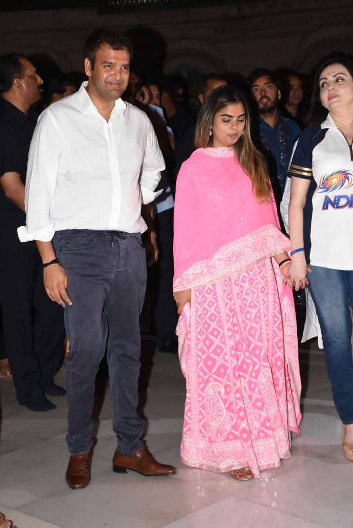 ईशा और आनंद दोनों एक दूसरे को लंबे समय से जानते हैं. दोनों परिवारों का रिश्ता भी करीब 40 साल पुराना है.