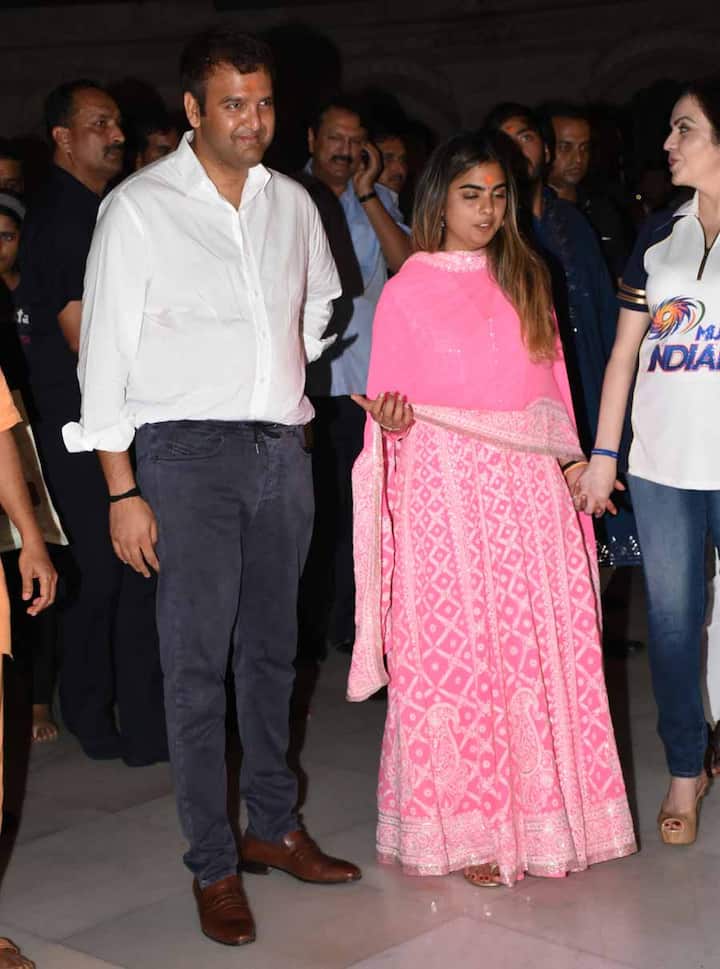 हिंदुस्तान के सबसे अमीर शख्स मुकेश अंबानी की इकलौती बेटी ईशा अंबानी ने अपने दोस्त आनंद पीरामल से शादी रचाने का ऐलान कर दिया है. कल ईशा और आनंद की सगाई भी हो गई. सगाई के बाद अंबानी और पीरामल परिवार सिद्धिविनायक मंदिर आशीर्वाद लेने पहुंचा.