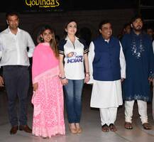 ईशा और आनंद की इंगेजमेंट के बाद सिद्धिविनायक मंदिर पहुंचा अंबानी परिवार, देखें तस्वीरें