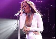 In Pics: ब्वॉयफ्रेंड संग हाथों में हाथ डाले घूमती नजर आईं जेनिफर लोपेज