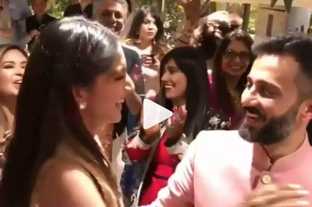 Video: मेहंदी सेरेमनी में सोनम कपूर ने आनंद आहूजा को गले लगाकर 'लत लग गई' गाने पर किया डांस sonam kapoor and anand ahuja dance video at mehandi ceremony on saif and jacqueline lat lag gayi song Video: मेहंदी सेरेमनी में सोनम कपूर ने आनंद आहूजा को गले लगाकर 'लत लग गई' गाने पर किया डांस