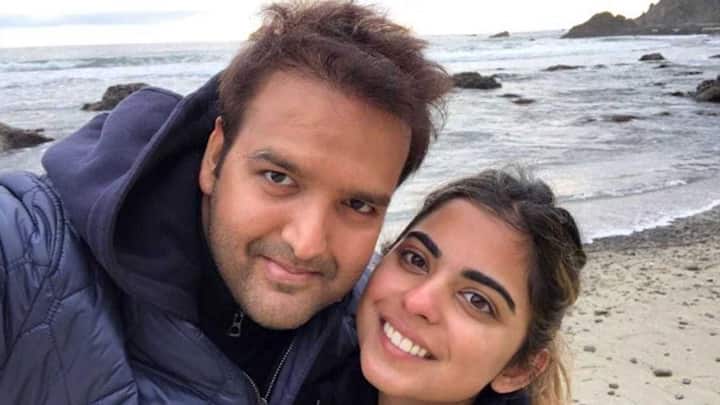 देश के सबसे धनी शख्स मुकेश अंबानी की बेटी ईशा ने ऐलान कर दिया है कि वो अपने दोस्त आनंद पिरामल से इसी साल दिसंबर में शादी रचाएंगी. कल ही ईशा और आनंद दोनों की सगाई भी हुई है.