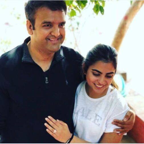 आनंद ने बहुत ही रोमांटिक अंदाज में ईशा को शादी के लिए प्रपोज किया.