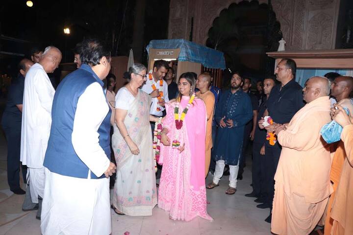 अंबानी परिवार के लिए ये डबल सेलिब्रेशन का समय है. कुछ समय पहले ही ईशा के भाई आकाश की भी श्लोका मेहता के साथ सगाई हुई. श्लोका हीरा कारोबारी रसेल मेहता की बेटी है. आकाश और श्लोका की शादी भी दिसंबर में होनी तय है. 