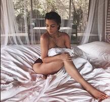 परफ्यूम के लिए फिर बिकनी शूट करवाया किम कर्दाशियां ने, पोस्ट की BOLD तस्वीरें