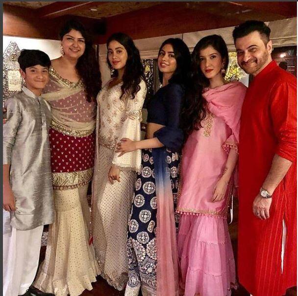 संजय कपूर ने कपूर सिस्टर्स की ये तस्वीरें इंस्टा पर पोस्ट की. (Photo: Instagram)