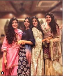 सोनम की मेहंदी सेरेमनी में कपूर सिस्टर्स ने अपनी स्टाइल से किया इंप्रेस, देखें तस्वीरें