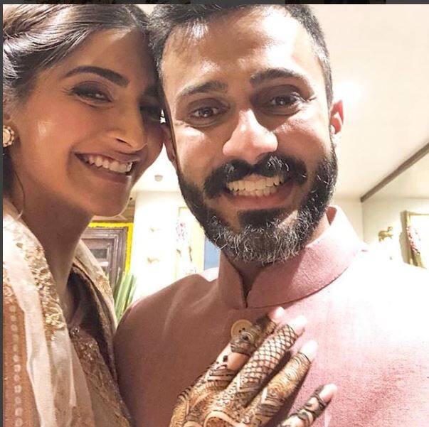 इस मेहंदी सेरेमनी में दूल्हे राजा आनंद आहूजा भी पहुंचे. सोनम और आनंद साथ में बेहद खुश नजर आए. आनंद और सोनम की ये सेल्फी सोशल मीडिया पर खूब पसंद की जा रही हैं. (Photo: Instagram)