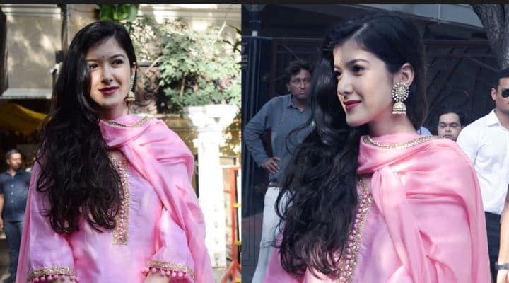 संजय कपूर की बेटी शनाया कपूर भी यहां पिंक सूट में पहुंचीं और बहुत खूबसूरत लग रही थीं.