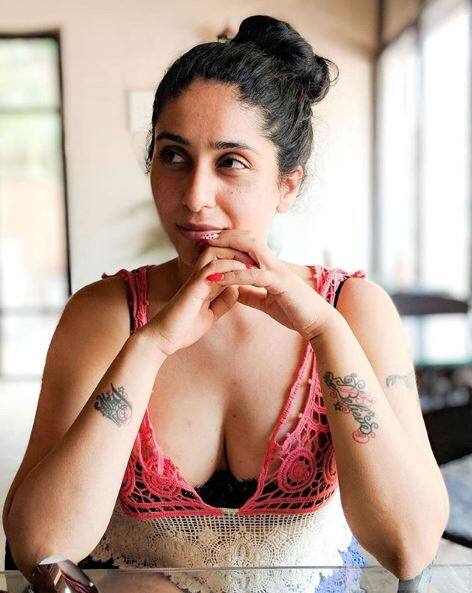  उन्होंने हिंदी के अलावा तमिल, तेलुगू, पंजाबी और मराठी फिल्मों के गाने गाए है.  