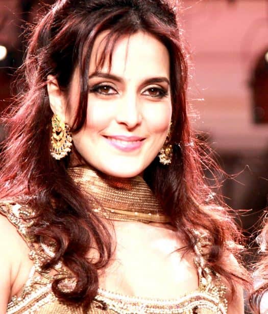  ‘मेरे यार की शादी है’ फिल्म से मशहूर हुई ट्यूलिप जोशी की शादी पंजाब रेजिमेंट की 19वीं बटालियन में आर्मी कमिशन ऑफिसर के पद पर 6 साल से तैनात कैप्टटन विनोद नय्यर से हो चुकी है. फोटोः इंस्टाग्राम और फेसबुक 