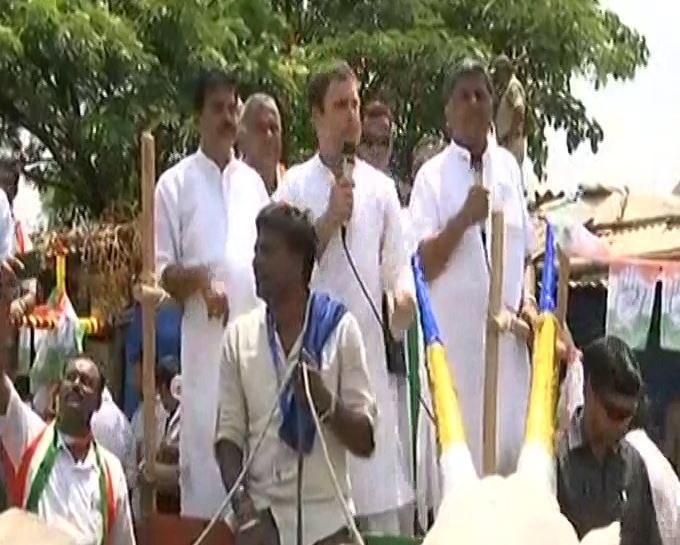 Rahul Gandhi protest over petrol-diesel prize hike in karnataka's kolar कर्नाटक: पेट्रोल-डीजल पर राहुल का बैलगाड़ी मार्च, पूछा- 'अच्छे दिन' वाली सरकार खामोश क्यों?