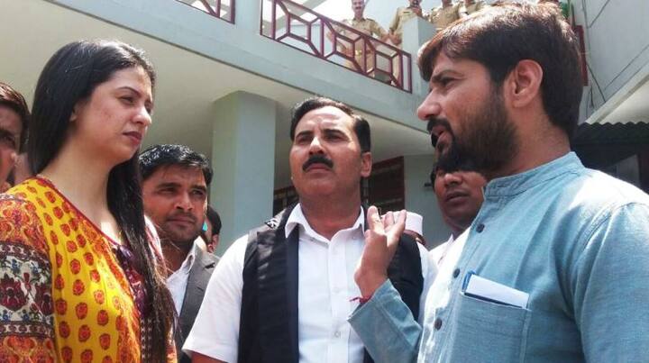 हसीन जहां सोमवार को अमरोहा एसपी ऑफिस पहुंची और इंसाफ दिलाने की मांग की. वहां पर उन्होंने बीजेपी विधायक राजीव तरारा से भी मुलाकात की. राजीव तरारा अमरोहा के धनौरा विधान सभा से विधायक हैं. उन्होंने कहा कि एसपी साहब से हसीन जहां मामले में बात हुई है यूपी सरकार में इंसाफ होगा. वहीं अमरोहा के वकीलो ने भी हसीन जहां को इंसाफ दिलाने का भरोसा दिया.
