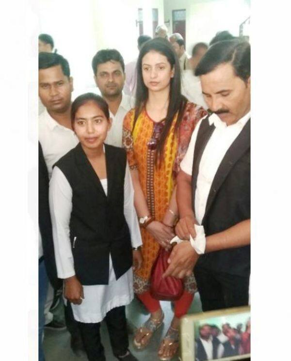 हसीन जहां ने आरोप लगाया था की अमरोहा पुलिस शमी और उसके भाई का साथ दे रही है, जबकि शमी के भाई पर पहले से कई अपराधिक मामले दर्ज हैं. हसीन की मांग कर रहीं थी कि पुलिस घर का ताला खुलवाए और उन्हें गांव में रहने की इजाज़त मिले. हालांकि घर का ताला नहीं खोला गया और उन्हें वापस लौटना पड़ा. कई घंटों तक गांव में रहने के बाद हसीन वापस चलीं गईं.