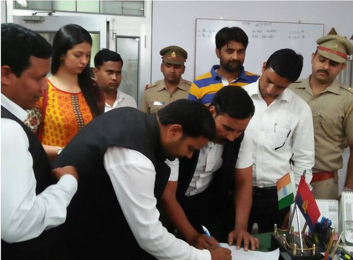 अमरोहा: क्रिकेटर मोहम्मद शमी और उनकी पत्नी हसीन जहां का विवाद बढ़ता ही जा रहा है. आरोप-प्रत्यारोप के दौर के बाद हसीन अपनी बेटी के साथ रविवार को अचानक शमी के गांव जा पहुंची. वहां जा कर उन्होंने कहा कि ये उनका ससुराल है और अब वे यहां से कहीं नहीं जाएंगी. हालांकि शमी के घर का दरवाजा बंद था. हसीन जहां ने वहीं पर गांववालों और पुलिस के साथ पंचायत की और घर का ताला खुलवाने की मांग की. लेकिन आखिर तक घर का ताला नहीं खुला और उन्हें निराश हो कर अपनी बेटी के साथ वापस जाना पड़ा.