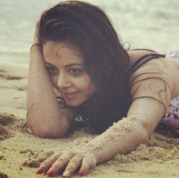   ऐसा पहली बार नहीं है कि देवोलीना अपनी बोल्ड तस्वीरों की वजह से सुर्खियों में आईं हैं. बल्कि इससे पहले भी सिंगापुर में वेकेशन एंजॉय करने के दौरान उन्होंने अपना बोल्ड अंदाज अपने चाहने वालों के बीच शेयर किया था. 