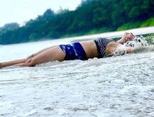 टीवी की संस्कारी \'गोपी बहू\' समंदर के किनारे हो गईं हैं बोल्ड, क्या आपने देखा?