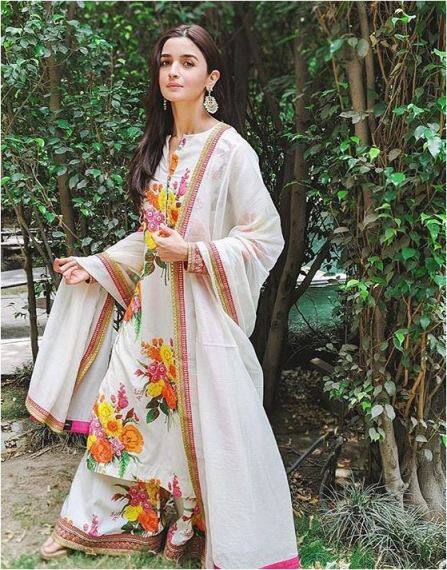 फिल्म के प्रमोशन के लिए दिल्ली पहुंचते ही आलिया भट्ट ने अपनी ये तस्वीर भी इंस्टाग्राम पर शेयर की है. इस तस्वीर में आलिया बेहद खूबसूरत नजर आ रही हैं. 