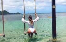 कभी घोड़े पर तो कभी झूले पर BOLD फोटो खिंचवा रही है ये हसीना