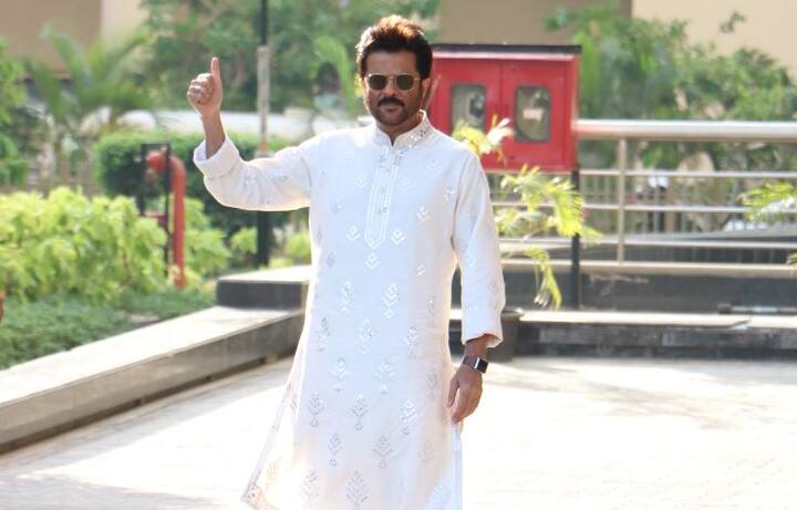 पिता अनिल कपूर भी पत्नी सुनीता कपूर के साथ वेन्यू पर पहुंच चुके हैं और मेहमानों का स्वागत करते दिख रहे हैं. अनिल कपूर भी इस दौरान सफेद रंग के कुर्ता पहने में नजर आए.
