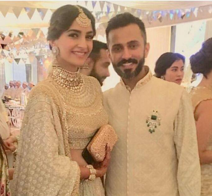 संगीत सेरेमनी की थीम सफेद रखी गई है इसलिए सोनम और आनंद दोनों ने संगीत सेरेमनी के लिए व्हाइट कलर का ड्रेस कैरी किया है.