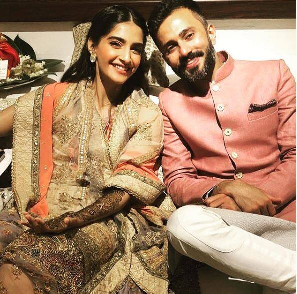 मेहंदी सेरेमनी में दोनों एक दूसरे के साथ खूब मस्ती करते दिखे.