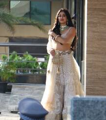 सोनम की संगीत सेरेमनी में खूबसूरत लहंगे में पहुंची जाह्नवी कपूर, देखें तस्वीरें