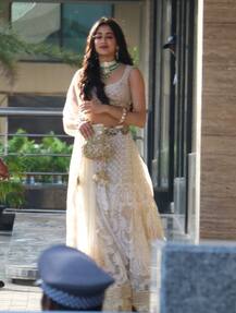 सोनम की संगीत सेरेमनी में खूबसूरत लहंगे में पहुंची जाह्नवी कपूर, देखें तस्वीरें