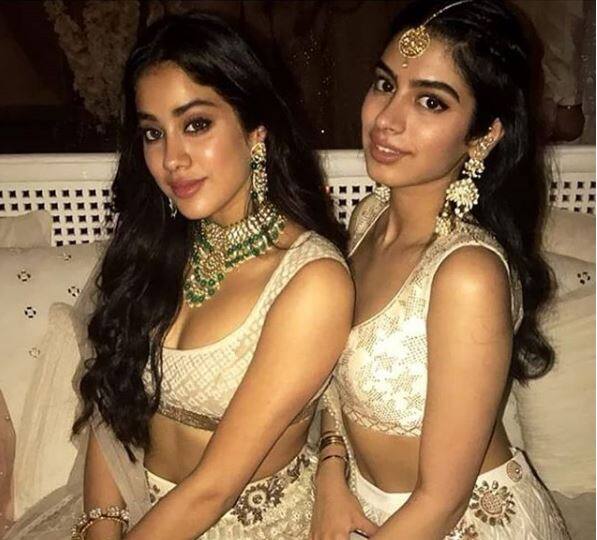 इस दौरान जाह्नवी कपूर गले में खूबसूरत नेकलेस पहने दिखीं लेकिन खुशी ने नेकलेस नहीं पहना हुआ था. (तस्वीर: इंस्टाग्राम)