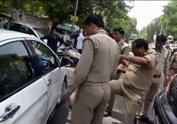 कोहना थाना क्षेत्र स्थित तिलक नगर इलाके में एक महिला को बचाने में एक कार खंभे से टकरा गई थी,जिसमें तीन लोग बैठे थे. इस हादसे में तीनों घायल हो गए थे जिन्हें इलाज के लिए भेज दिया गया था. हादसे की वजह से जाम लगने लगा और पुलिस कर्मी जाम खुलवाने में लगे थे. 