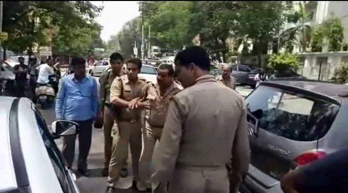  इस सम्बन्ध में कर्नलगंज सर्किल के डिप्टी एसपी मनोज गुप्ता का कहना है कि कोहना में एक एक्सीडेंट हो गया था. जिसमें पुलिस ने घायलों को अस्पताल में भर्ती कराया था और दुर्घटनाग्रस्त कार को हटवाने और यातायात को ठीक करने की कोशिश में लगी थी.