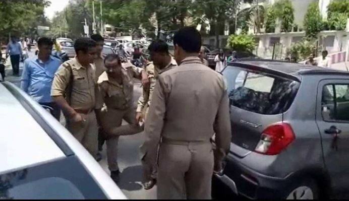 वहां से एक कार चालक लापरवाही भरे तरीके से निकला और एक सिपाही के पैर में टक्कर मार दी. इसी बात पर वाद-विवाद हुआ था. बाकी जो वीडियो वायरल हुआ है उसकी हम जांच करवा रहे हैं जांच में जो तथ्य पाए जाएंगे उसके अनुसार कार्यवाही की जाएगी.