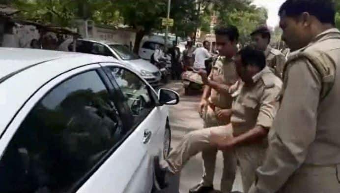 इसी दौरान दौरान एक कार चालक अपनी गाड़ी निकालने लगा और वह कार एक सिपाही को टच कर गई. जैसे ही कार सिपाही को टच हुई उसने अपना आपा खो दिया और कार चालक को जमकर गालियां दी और उसके कार पर लातें बरसाना शुरू कर दिया. 