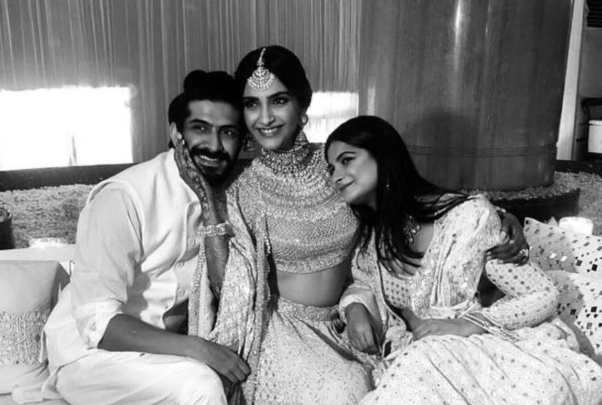 harshwardhan kapoor gets emotional on sonam kapoor sangeet ceremony , writes emotional message बहन सोनम के हाथों में मेहंदी देख इमोशनल हुए भाई हर्षवर्धन, लिखा ये संदेश