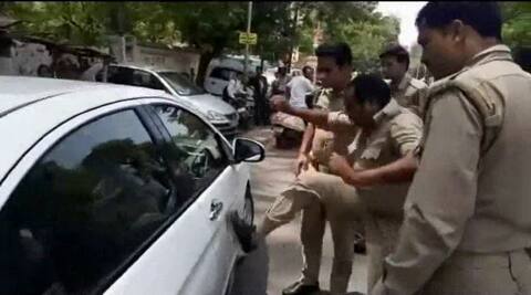 कानपुर : पैर से टच कर गई कार तो पुलिस वाले ने कर दी लातों की बरसात कानपुर : पैर से टच कर गई कार तो पुलिस वाले ने कर दी लातों की बरसात