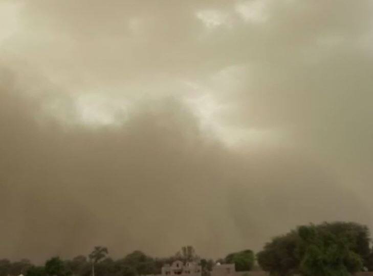 राजस्थान: श्रीगंगानगर में तेज गर्जना के साथ धूलभरी आंधी, 28 किमी प्रति घंटे की रफ्तार से चली हवा Rajasthan: Desert Storm in Sriganganagar of Rajsthan राजस्थान: श्रीगंगानगर में तेज गर्जना के साथ धूलभरी आंधी, 28 किमी प्रति घंटे की रफ्तार से चली हवा