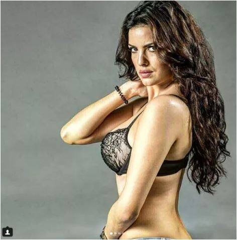 नताशा ने अपने इंस्टाग्राम अकाउंट पर बेहद ही बोल्ड और हॉट तस्वीर शेयर की है. यही वजह है कि चर्चा में भी हैं. बता दें कि नताशा एक्स बिग बॉस कंटेस्टेंट हैं.