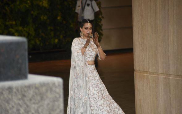 सोनम और आनंद लंबे वक्त से एक दूसरे को डेट कर रहे थे और अब वह दोनों एक दूसरे से शादी कर रहे हैं.