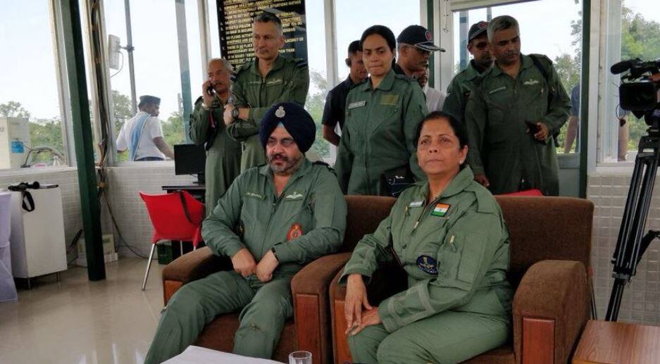 सशस्त्र सेनाओं में महिलाओं को स्थायी कमीशन देने के लिए मोदी सरकार लाएगी एक समान पॉलिसी Modi government considering creating special cadre for permanent commission to women in Indian Army सशस्त्र सेनाओं में महिलाओं को स्थायी कमीशन देने के लिए मोदी सरकार लाएगी एक समान पॉलिसी