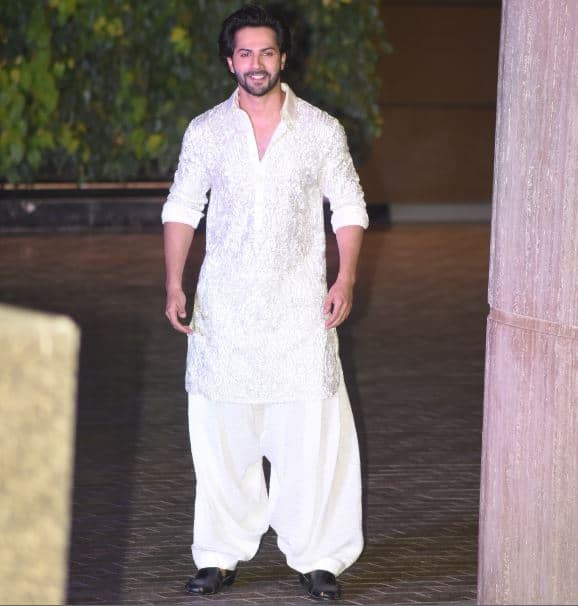  सोनम के संगीत सेरेमनी में बॉलीवुड अभिनेता वरुण धवन शिरकत करते नजर आए. इस दौरान वरुण सफेद रंग के पठानी कुर्ते में बेहद जच रहे थे.