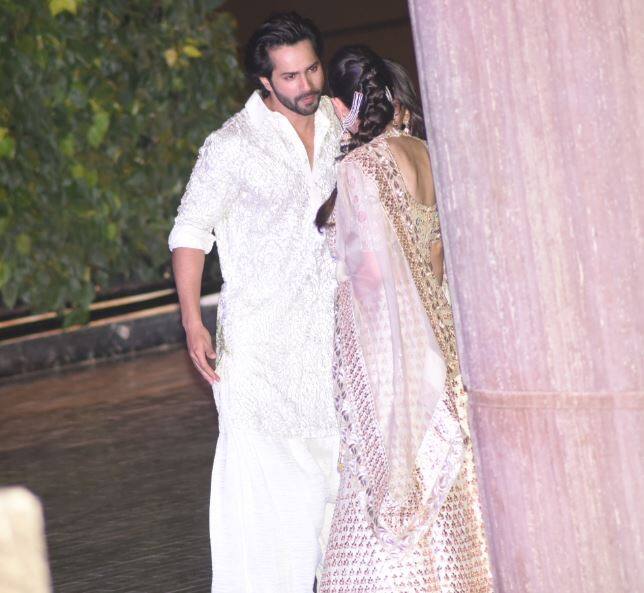  वरुण के साथ ही बॉलीवुड अभिनेत्री करिश्मा कपूर ने भी सोनम की संगीत सेरेमनी में शिरकत किया. 