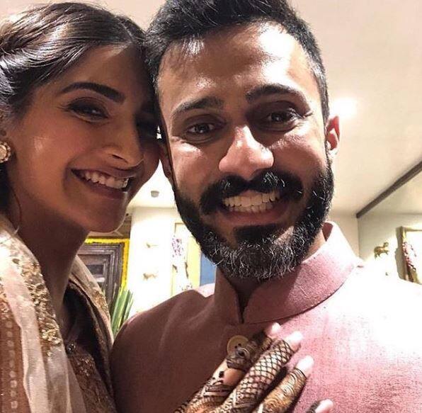 sonam kapoor shaked her legs with feature husband anand ahuja , watch video अपने संगीत में सोनम और आनंद ने किया जबरदस्त डांस, देखें INSIDE VIDEO