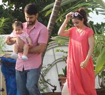 पिता कुणाल खेमू की गोद में क्यूट अंदाज में नजर आईं इनाया