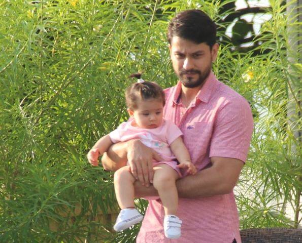 देखें पिता कुणाल की गोद में इनाया