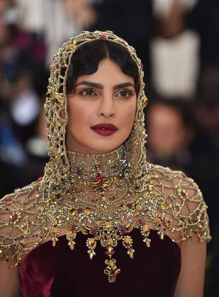 प्रियंका के इस वेलवेट गाउन में इंब्रायडरी हाथ से की गई है.