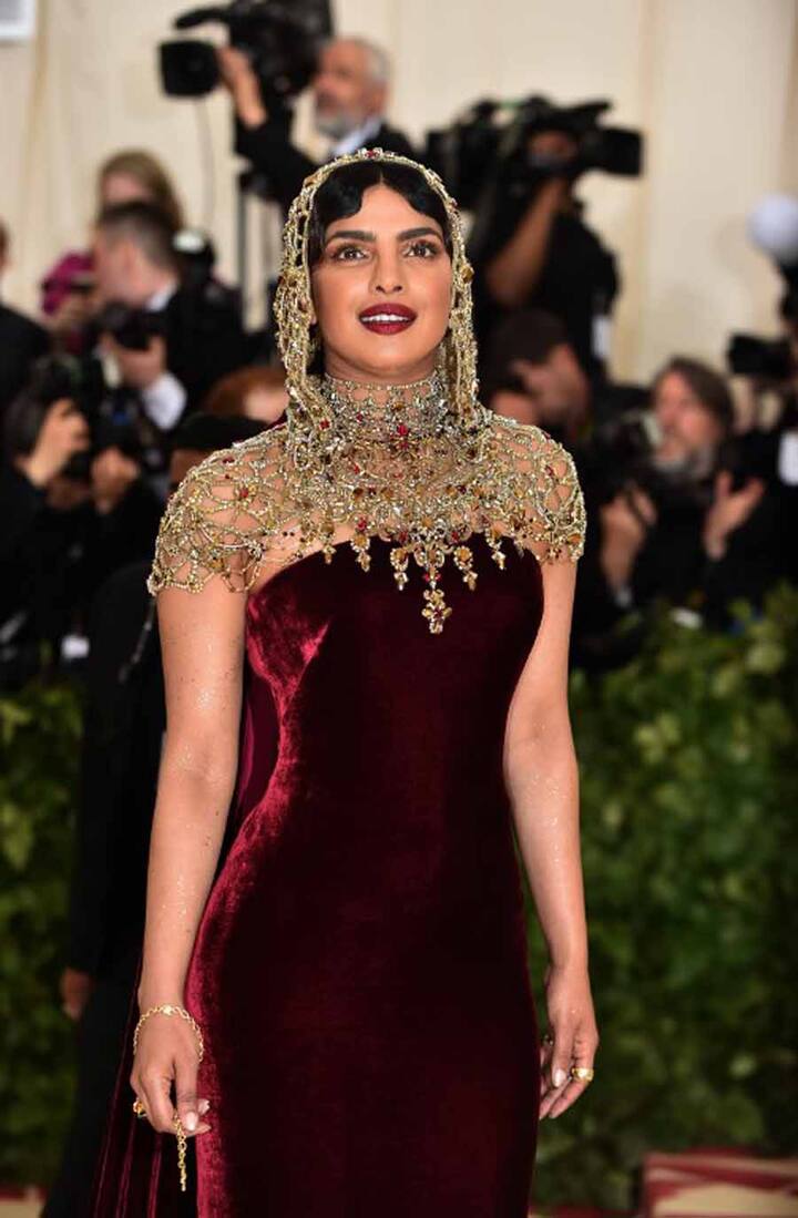 न्यूयॉर्क में कल शाम आयोजित इस समारोह में प्रियंका चोपड़ा रेड कार्पेट पर Ralph Lauren के डिजाइन किए हुए गाउन को पहनकर पहुंचीं.